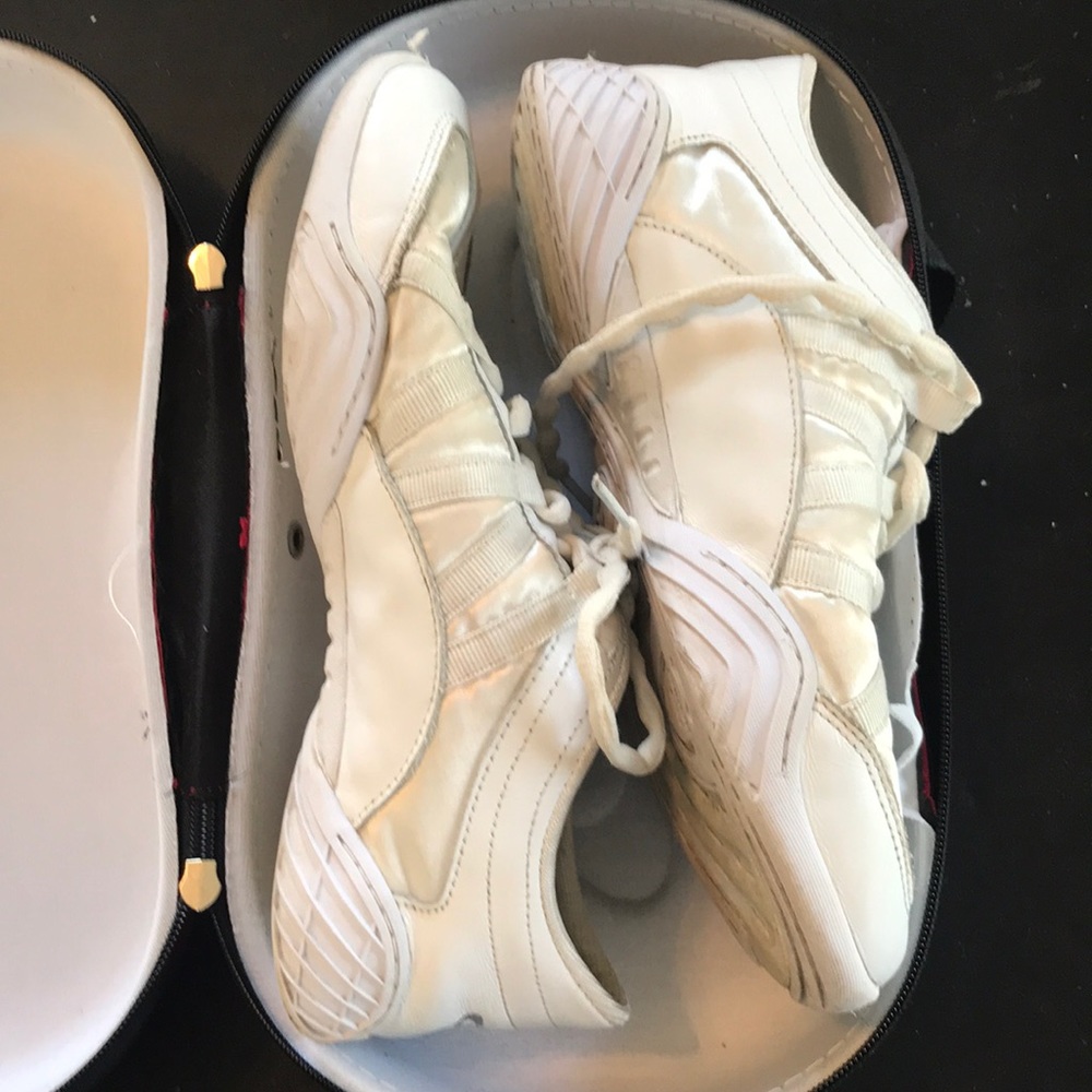 Cheer shoes